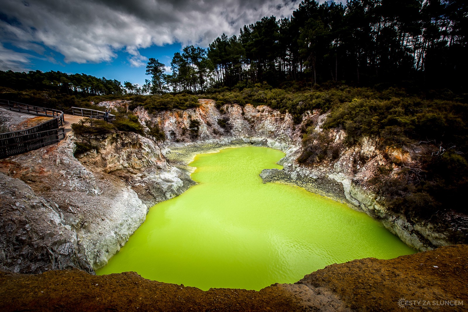 Geotermální park Wai-O-Tapu: Jezírko Devil’s Bath má opravdu takto křiklavě zelenou barvu. - Ladislav Hanousek, Nový Zéland - Severní ostrov