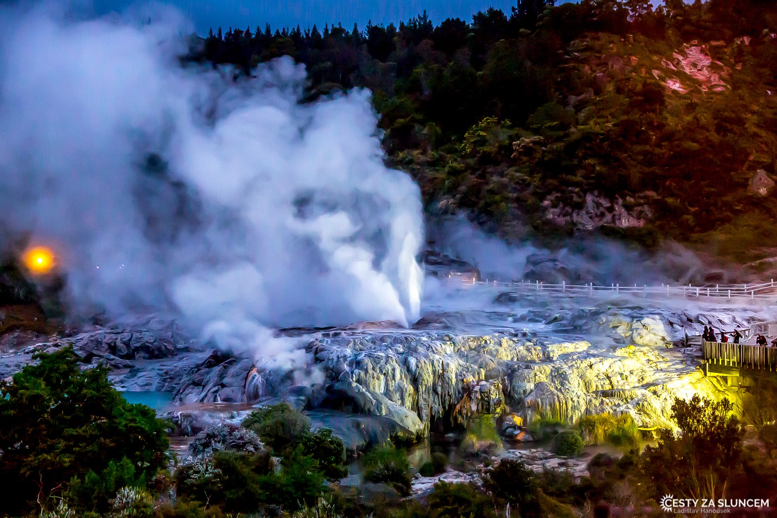 Geotermální park v městě Rotorua: V noci jsou gejzíry osvětlené - Ladislav Hanousek, Nový Zéland - Severní ostrov