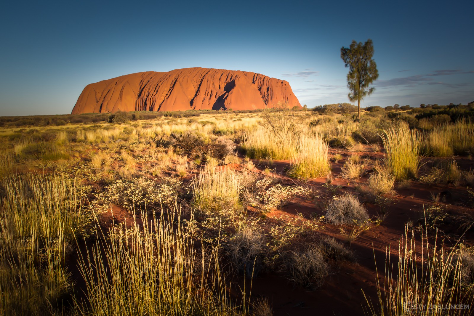 Ayersova skála - Uluru. Střední Austrálie - Ladislav Hanousek, Kamenná krása