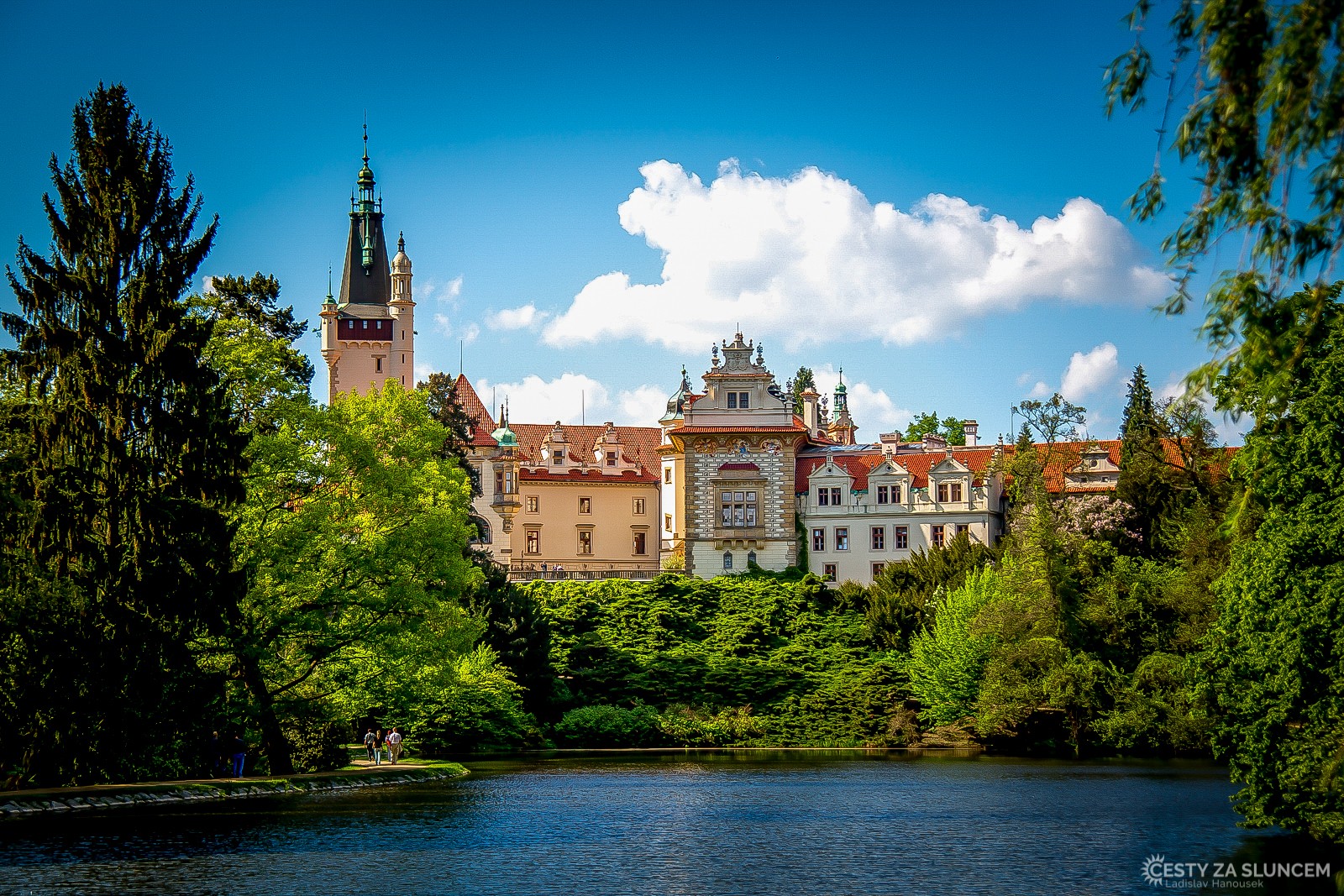 Průhonice - zámek a park s rododendrony. Nejlepší doba pro návštěvu je v první polovině května. - Ladislav Hanousek, Ostatní z Čech a Moravy