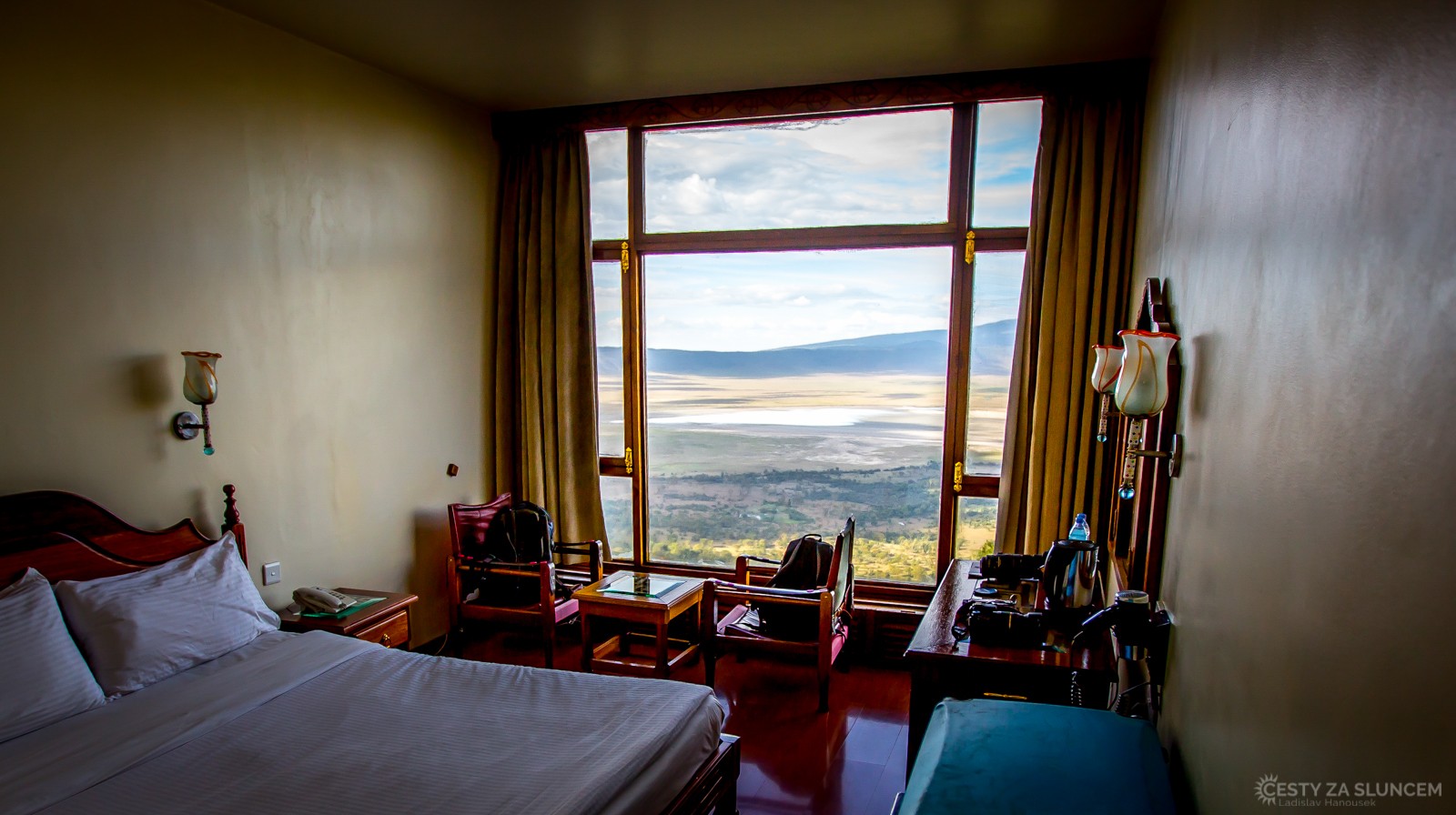 Většina pokojů v lodžiích má pokoje s výhledem do kráteru. Toto je pokoj v Ngorongo Wildlife Lodge. - Ladislav Hanousek, Ngorongo National Park