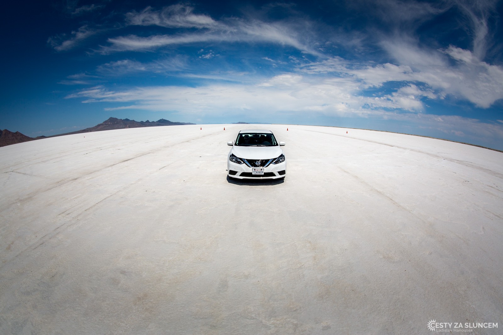 To není reklama na nissan. To je náš nissan na solné pláni Bonneville Salt Flats u Salt Lake City před zkouškou rychlosti na závodní dráze, na níž se testují nejrychlejší auta světa (-: - Ladislav Hanousek, Ostatní z Utahu