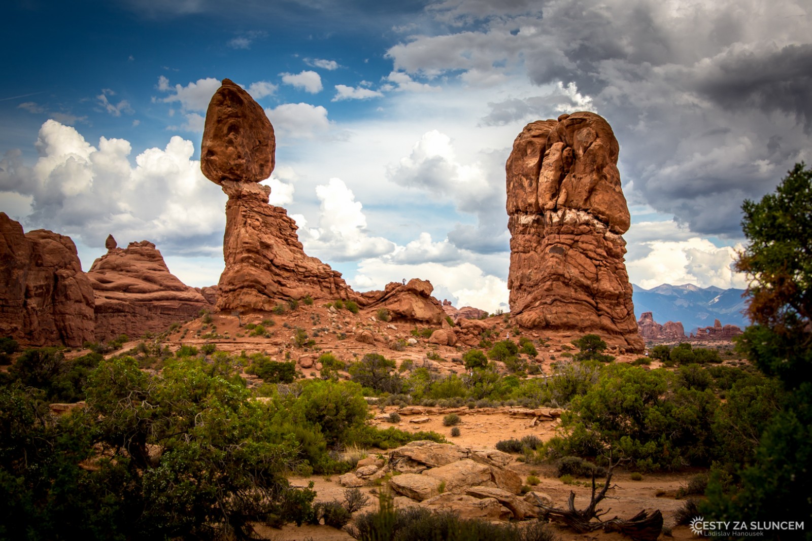 Balanced Rock. Velikost skal je dobře patrná ve srovnání s lidskou postavou stojící mezi dvěma kameny uprostřed snímku.. - Ladislav Hanousek, Arches NP