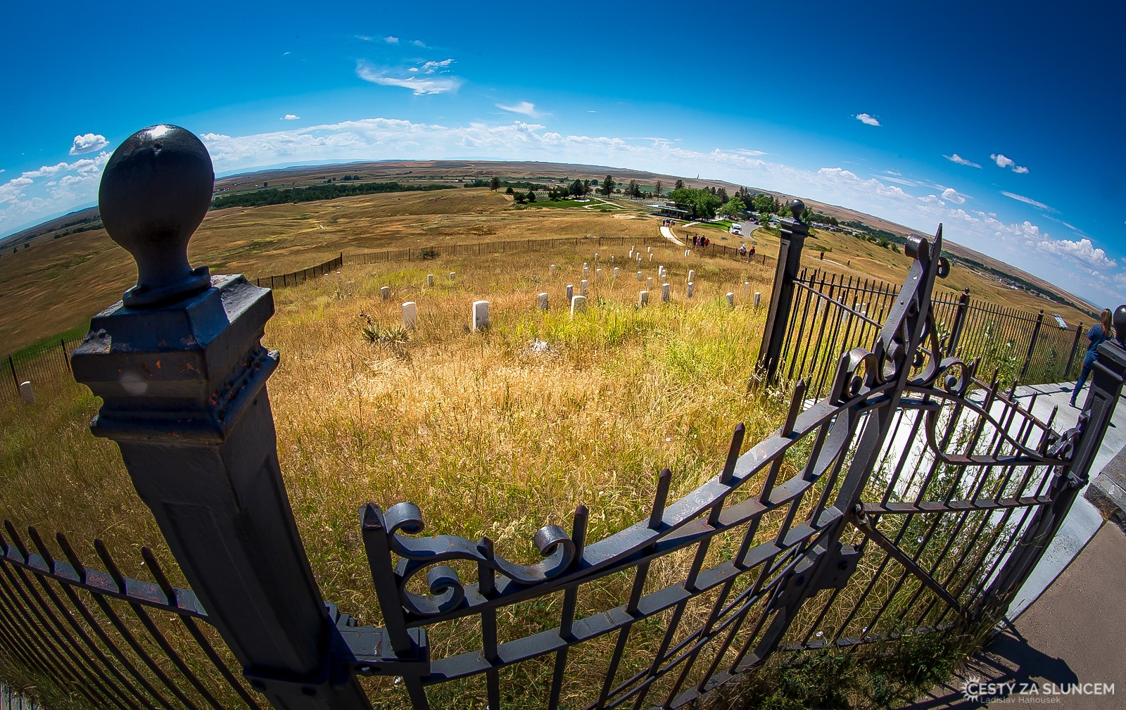 Last Stand Hill, v pozadí je návštěvnické centrum a hřbitov obětí válek. - Ladislav Hanousek, Montana