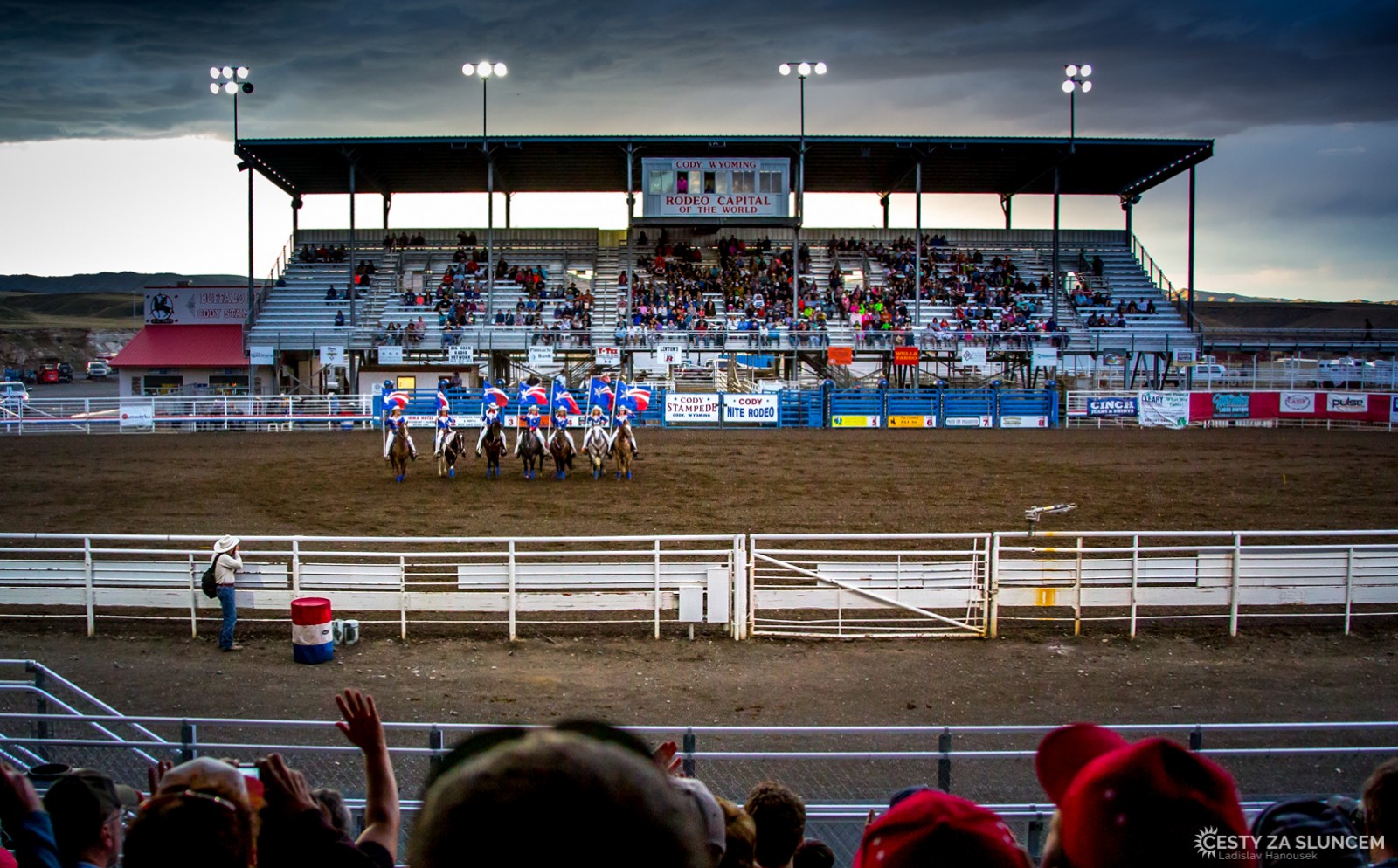 Večerní rodeo je největší atrakcí města Cody. Dvouhodinový program je sice trochu turistický, ale výkony moderních kovbojů jsou obdivuhodné. - Ladislav Hanousek, Cody