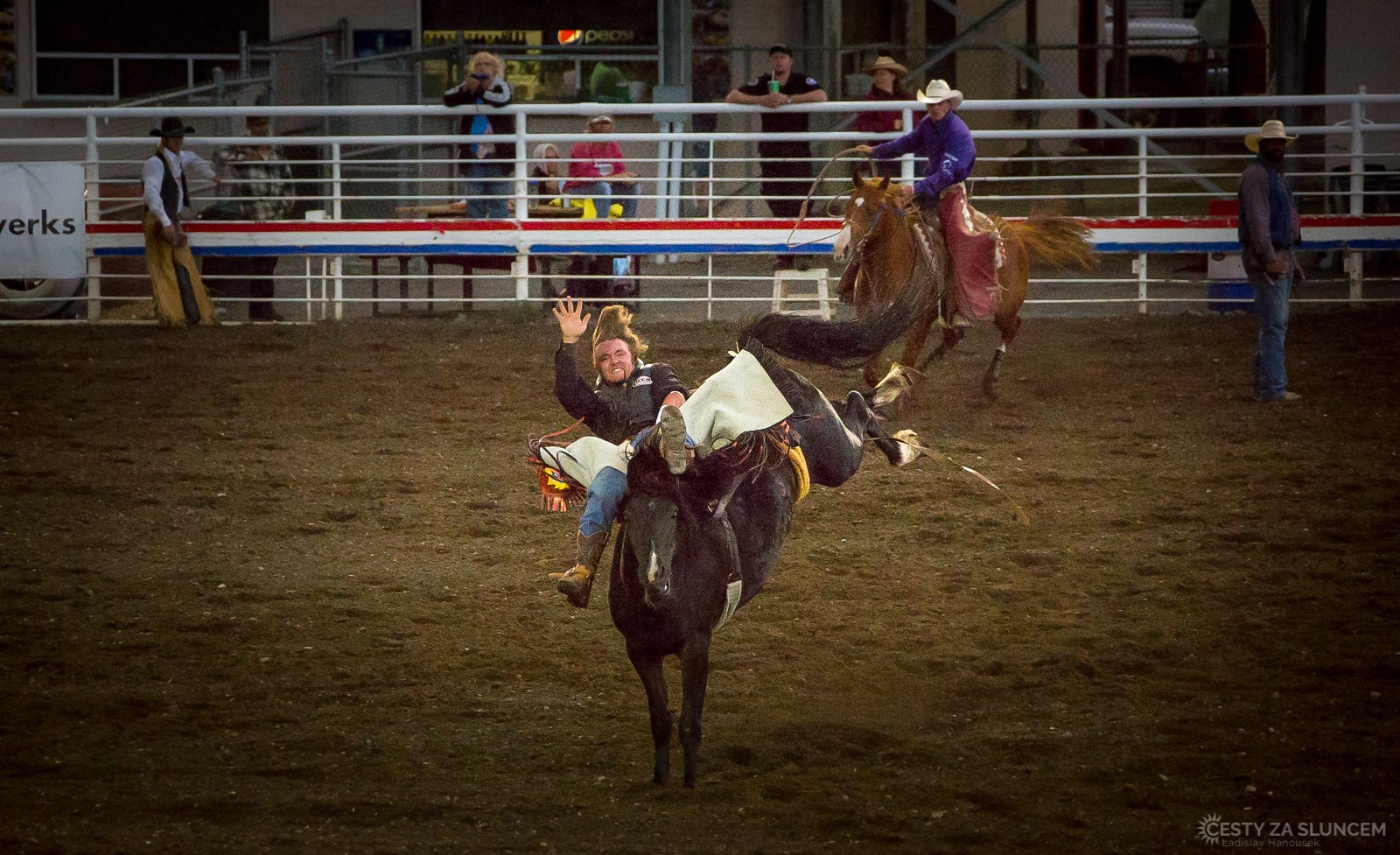Večerní rodeo: druhá disciplína - Jízda na divokém koni. Také se měří čas. - Ladislav Hanousek, Cody
