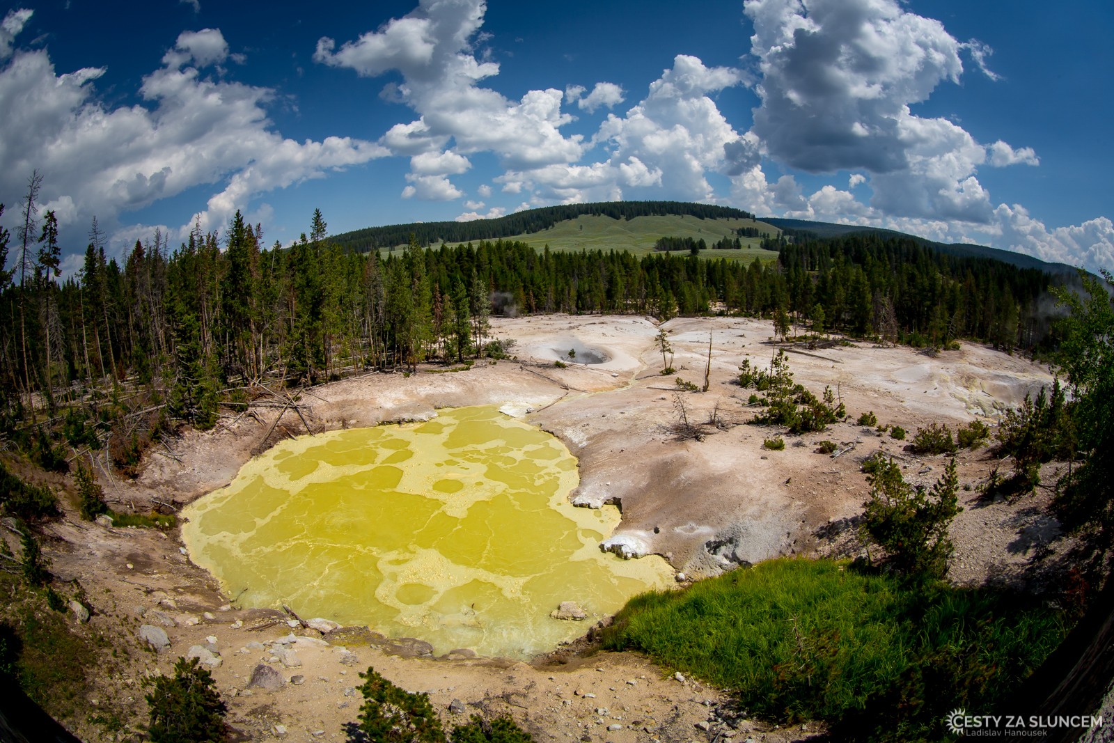 Sulphur Cadron - sírové jezírko severně od Fishing Bridge - Ladislav Hanousek, Yellowstone NP