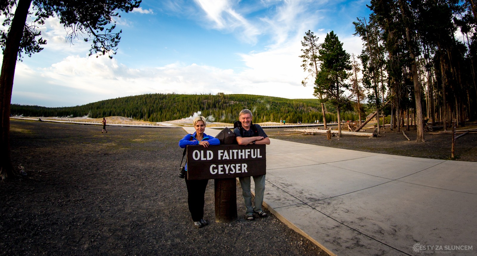 Old Faithfull Geyser - kdo se chce k velkému gejzíru vrátit, musí se prý nechat u této cedulky vyfotografovat (-: - Ladislav Hanousek, Yellowstone NP
