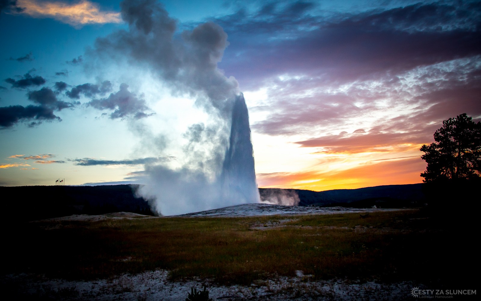 Old Faithfull Geyser. Poslední večerní erupce.. a na shledanou.. - Ladislav Hanousek, Yellowstone NP