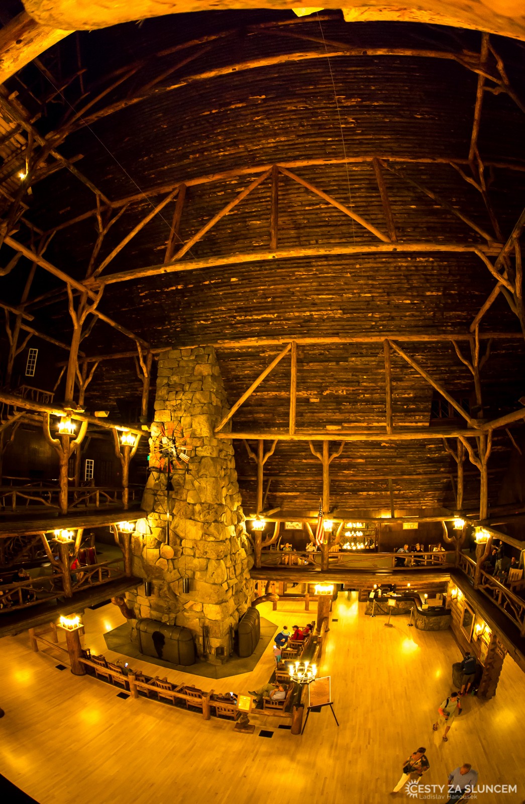 Old Faithfull Geyser Inn. Večer, kdy je hala téměř prázdná, má tento starý hotel nejhezčí atmosféru. - Ladislav Hanousek, Yellowstone NP
