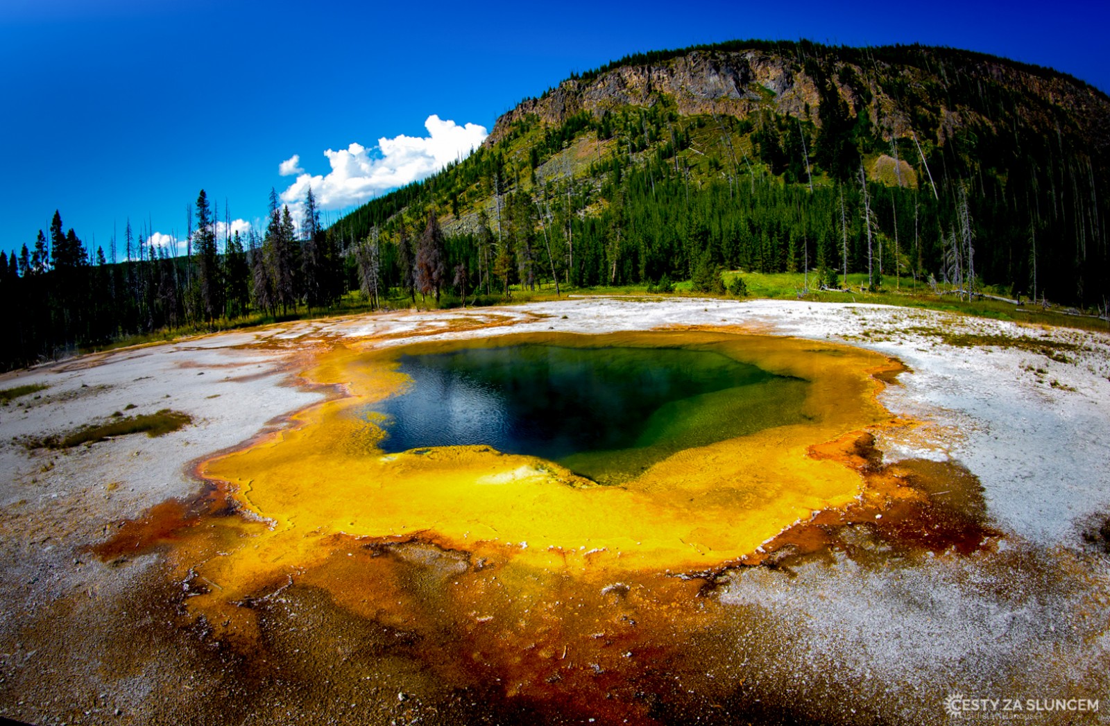 Oblast Midway Geyser Basin - Grand Prismatic Spring. V roce 2014 mi posloužil tento pramen s jezírkem jako obálka knížky "Národní parky Středozápadu USA". V roce 2017 je jezírko stejné. Jaké překvapení  (-:  (-:  Ale stojí za to. Je krásné. Nechápal jsem jak v roce 2014, kdy jsem u něj byl naposledy, tak letos, že u takto krásného jezírka nebyli žádní lidé. Když jsem si nyní podrobně prohlédl oficiální mapu NP Yellowstone vydanou National Park Service, pochopil jsem to. Toto jezírko v mapě vůbec není zakresleno. U jezírka je jen malé parkoviště, a tak to snad nebude záměr.., ale je to zajímavé... - Ladislav Hanousek, Yellowstone NP