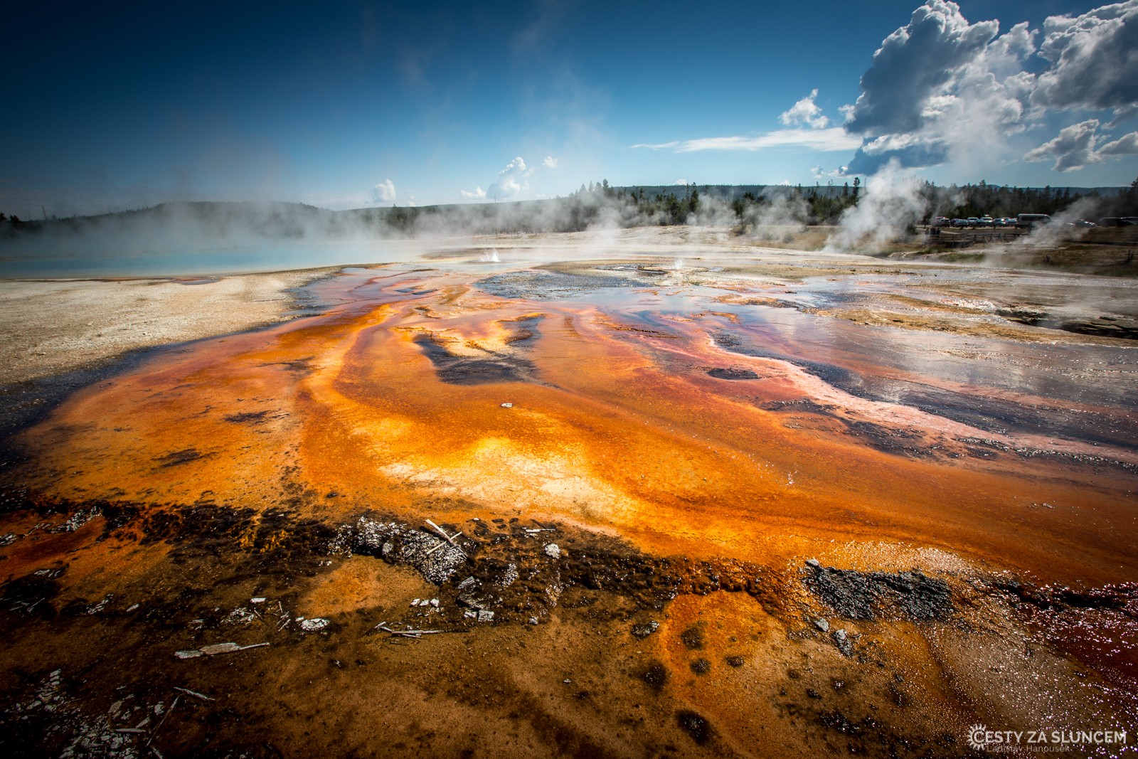 Oblast Midway Geyser Basin - geotermální bakterie barví v létě břehy jezírek do sytě oranžové, v zimních měsících jsou břehy spíše tmavě zelené. - Ladislav Hanousek, Yellowstone NP