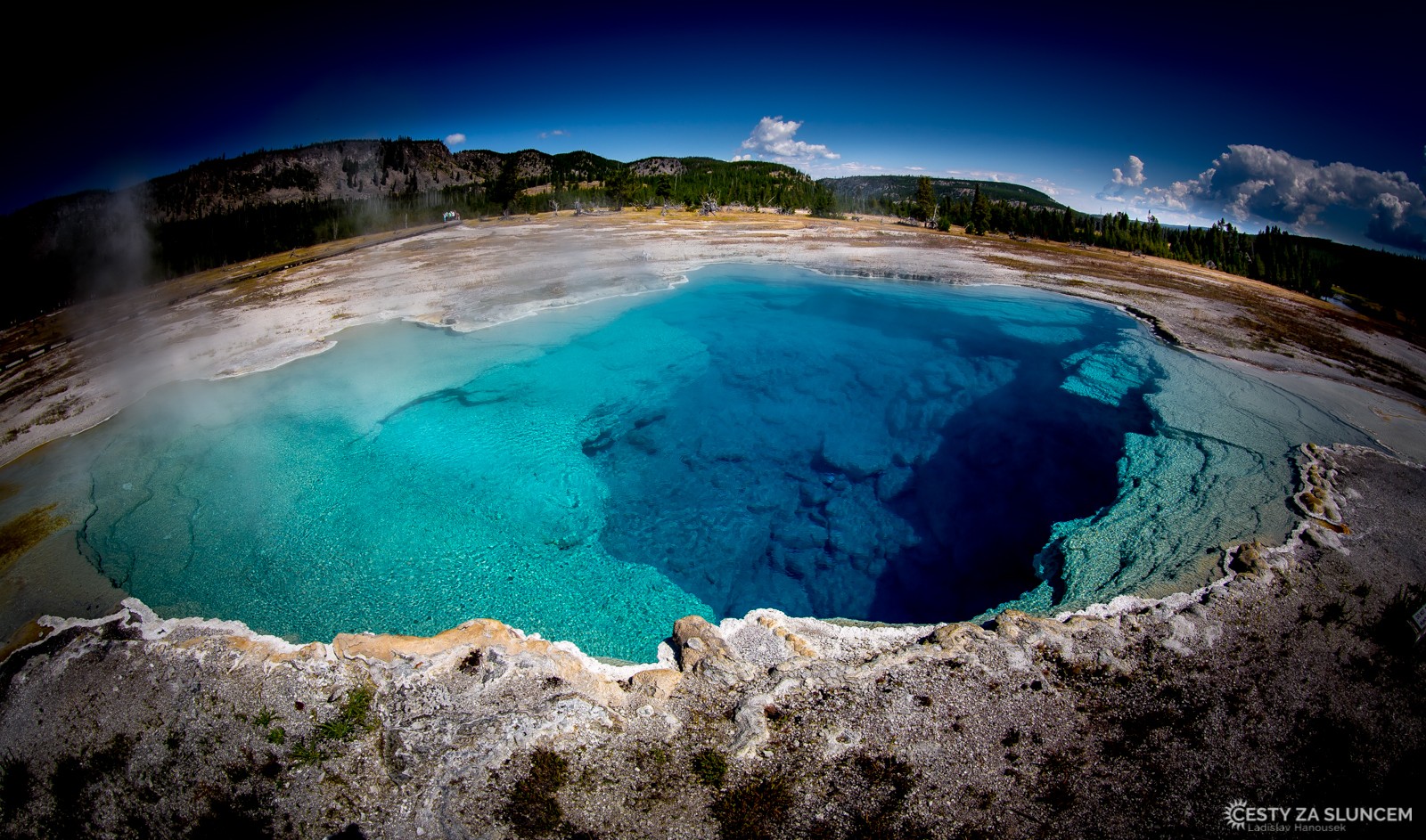 Heart Spring je také pramen a i nad ním se rozprostírá malebné jezírko s průzračně modrou vodou. - Ladislav Hanousek, Yellowstone NP