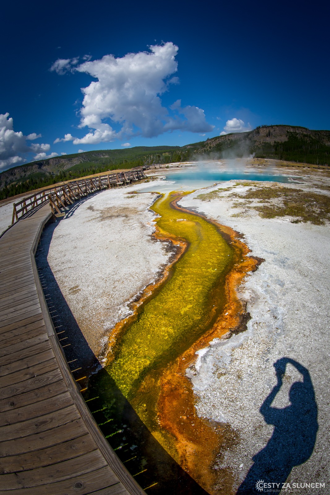Sírově žlutý potok se vlévá do Biscuit Basin - Ladislav Hanousek, Yellowstone NP