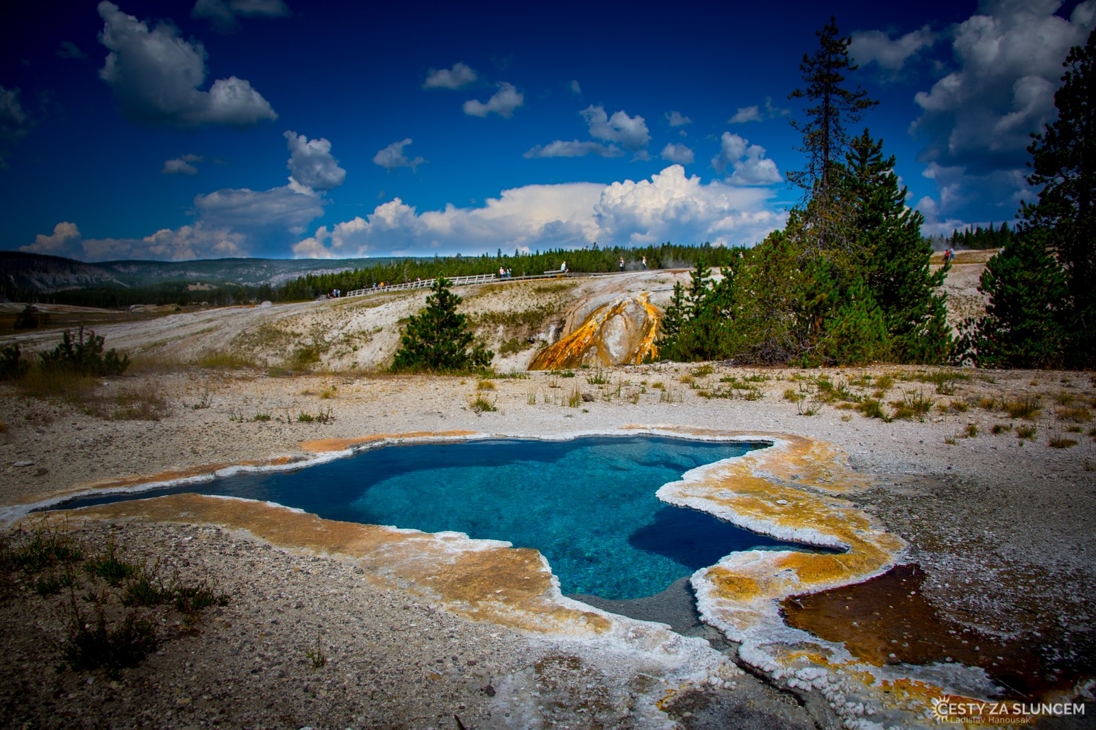 Těsně za gejzírem Old Faithfull se ukrývá několik sytě modrých jezírek. - Ladislav Hanousek, Yellowstone NP