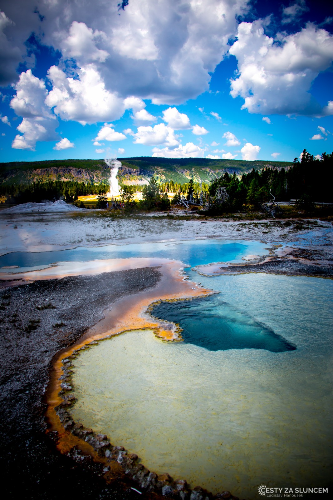 Castle Geyser v oblasti Old Feithfull Geyser je v roce 2017 mimořádně aktivní, erupce jsou v rozmezí několika minut. - Ladislav Hanousek, Yellowstone NP