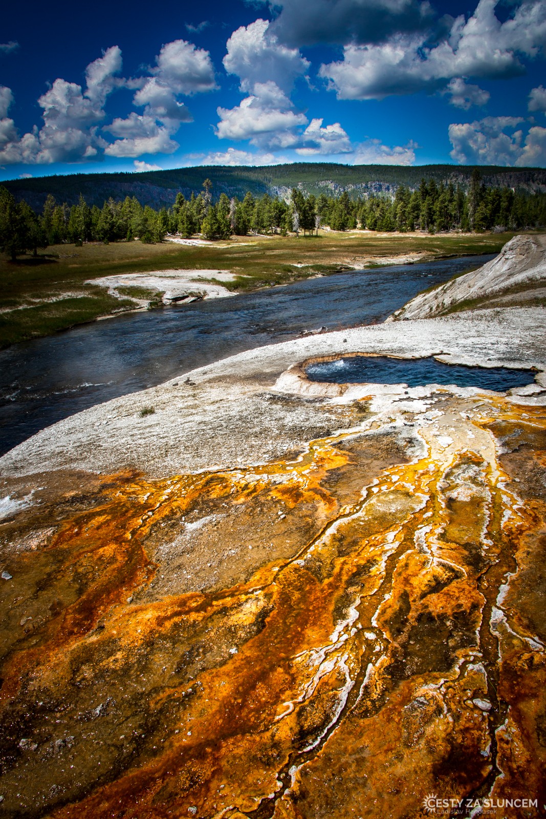 Oblast Midway Geyser Spring, řeka Firehole River. - Ladislav Hanousek, Yellowstone NP