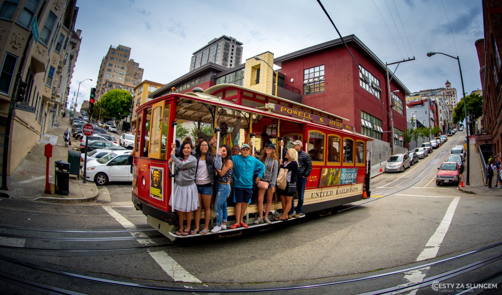 Po San Franciscu jezdí čtyři linky tramvají. Ty nemají vlastní motor, ale jsou taženy lanem, které prochází pod vozovkou. - Ladislav Hanousek, San Francisco