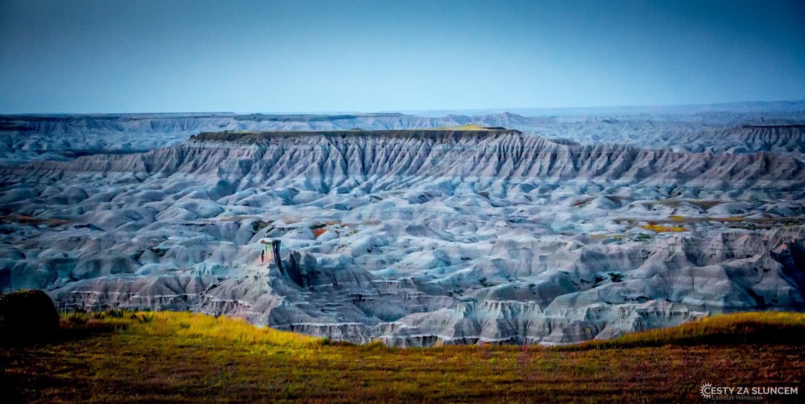 Badlands NP 2017: Do Badlans NP jsme zamířili od jihu, navigaci GPS jsme nastavili na "Badlands". To nikdy nedělejte. Projeli jsme od jihu celou obrovskou indiánskou rezervací, která se jmenuje Badlands, tu nyní známe důvěrně i se všemi indiány, ale do Badlands NP jsme přijeli až v podvečer. Byly tedy tentokrát jiné, byť stále krásné. Aspoň je motivace k tomu, zajet tam ještě jednou - za sluníčka (-: - Ladislav Hanousek, Badlands NP