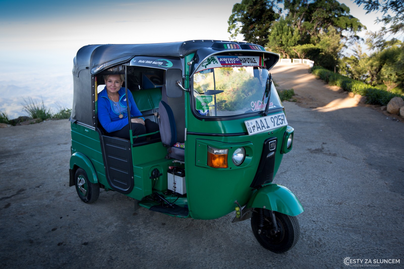 Nejběžnější dopravní prostředek na Srí Lance - Tuk Tuk. Mnohotvárnost Tuk Tuků, tak, jak si je jednotliví majitelé upravují, se podobá trabantové mánii z osmdesátých let dvacátého století u nás. - Ladislav Hanousek, Srí Lanka