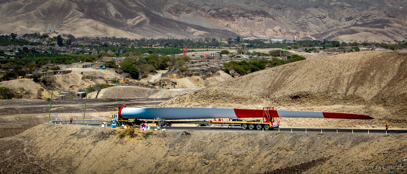 Nikdy bych nevěřil, jak je list větrné elektrárny položený na přepravníku těsně u země, velký. A předjíždět takový konvoj v zatáčkách And je také zážitek... - Ladislav Hanousek, Peru
