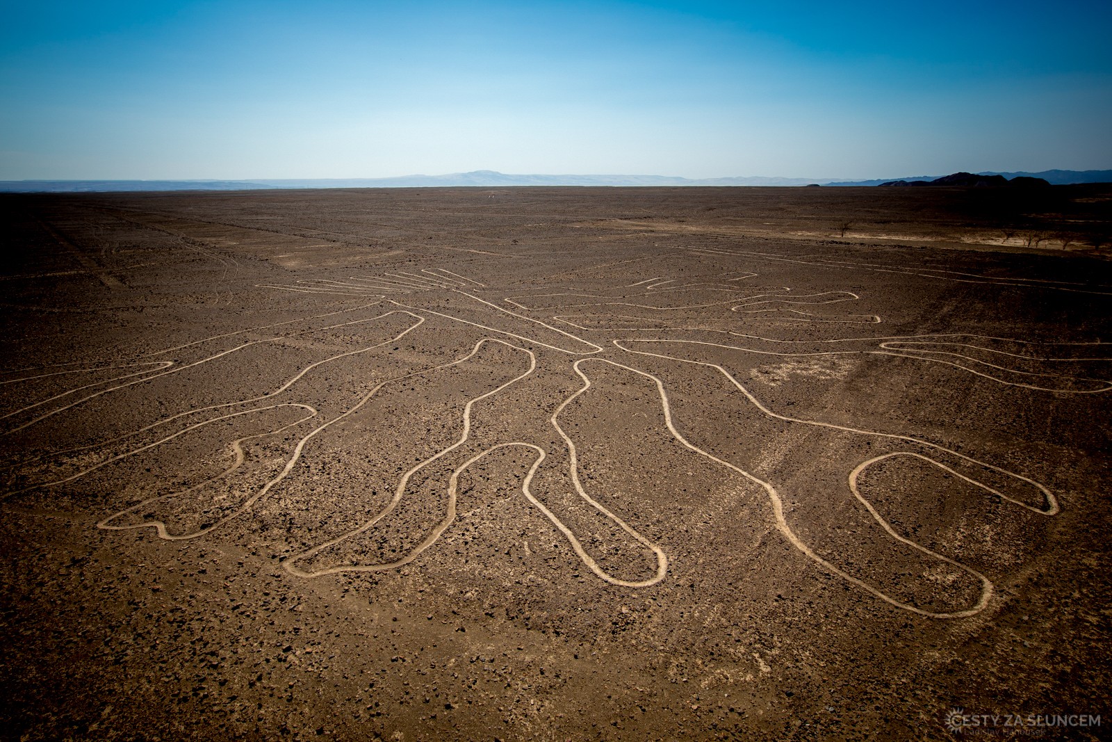 Nedaleko od města Nazca (španělsky Nasca) je malá kovová rozhledna, ze které můžeme pozorovat dva geoglyfy - ruku a strom. - Ladislav Hanousek, Peru