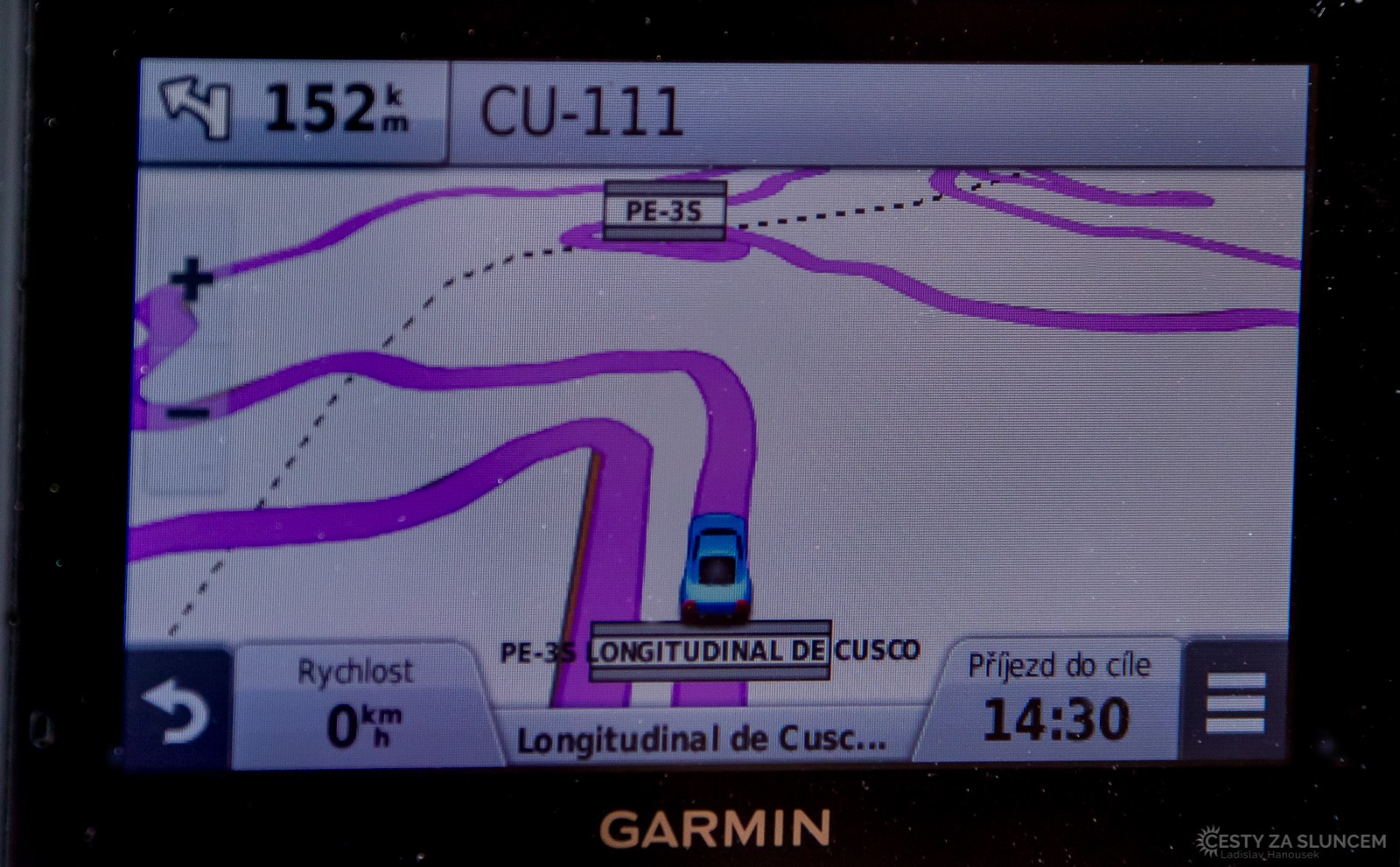 Běžný obrázek na displeji navigace v peruánských Andách. Ještě mnohem horších míst je v Andách hodně, tam jsem se ale bál za jízdy fotografovat... - Ladislav Hanousek, Peru