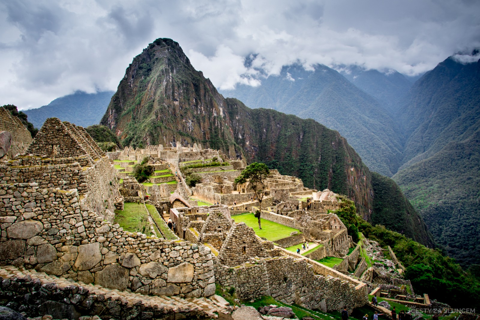 Na terasách kolem původního městečka, můžeme sedět dlouho a pohled nás neomrzí. Je velmi dobré vyjet vlakem z Ollantaytambo brzo, ráno je na Machu Picchu krásné. - Ladislav Hanousek, Peru