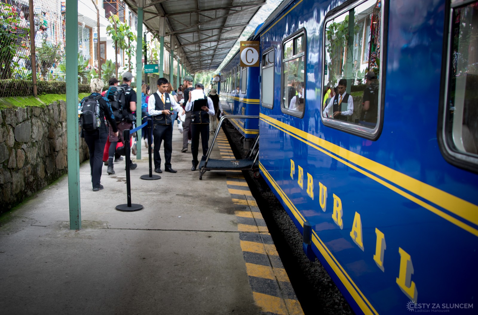 Nádraží v Ollantaytambo. Sem přijíždějí vlaky z města Cusco a pokračují do Aguas Calientes. - Ladislav Hanousek, Peru