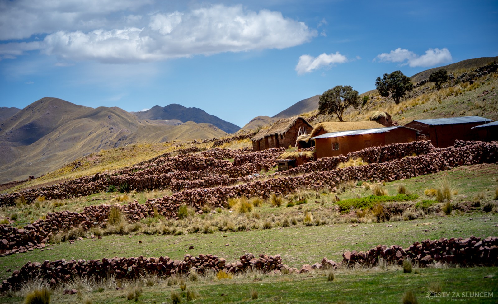 Když jsme nechali navigaci nalézt nejkratší cestu do města Chivay u Cañon del Colca, vedla nás napříč Andami po prašných kamenitých cestách. Několik hodin jsme nepotkali živou duši, natož auto. Je jakousi šťastnou náhodou, že jsme v pořádku doma, ale na ty krásné hory stále vzpomínáme. - Ladislav Hanousek, Peru
