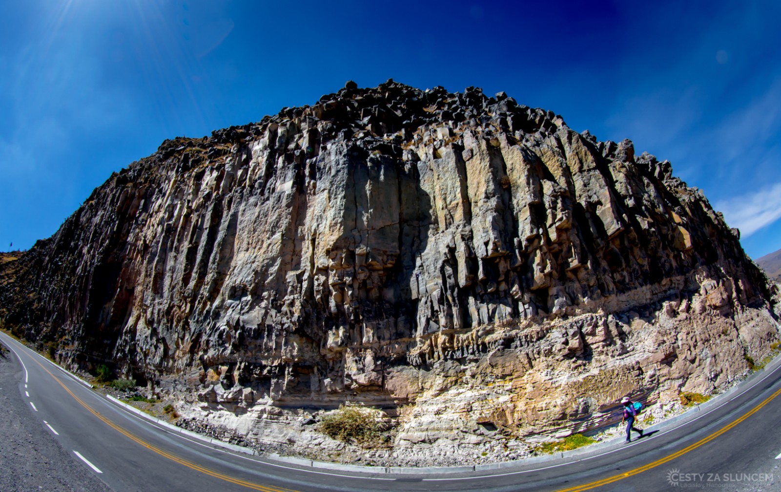 V horách jezdí mnoho kamionů a autobusů, osobních aut méně. Peruánci se zde nejčastěji přemisťují pěšky. - Ladislav Hanousek, Peru