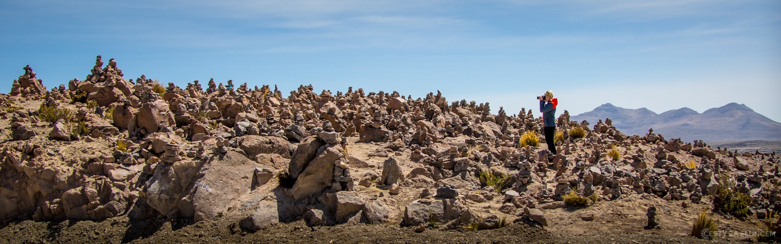 Na vrcholu jednoho z kopců je parkoviště. Toho využívají turisté, aby si tu postavili svého kamenného mužíka. - Ladislav Hanousek, Peru