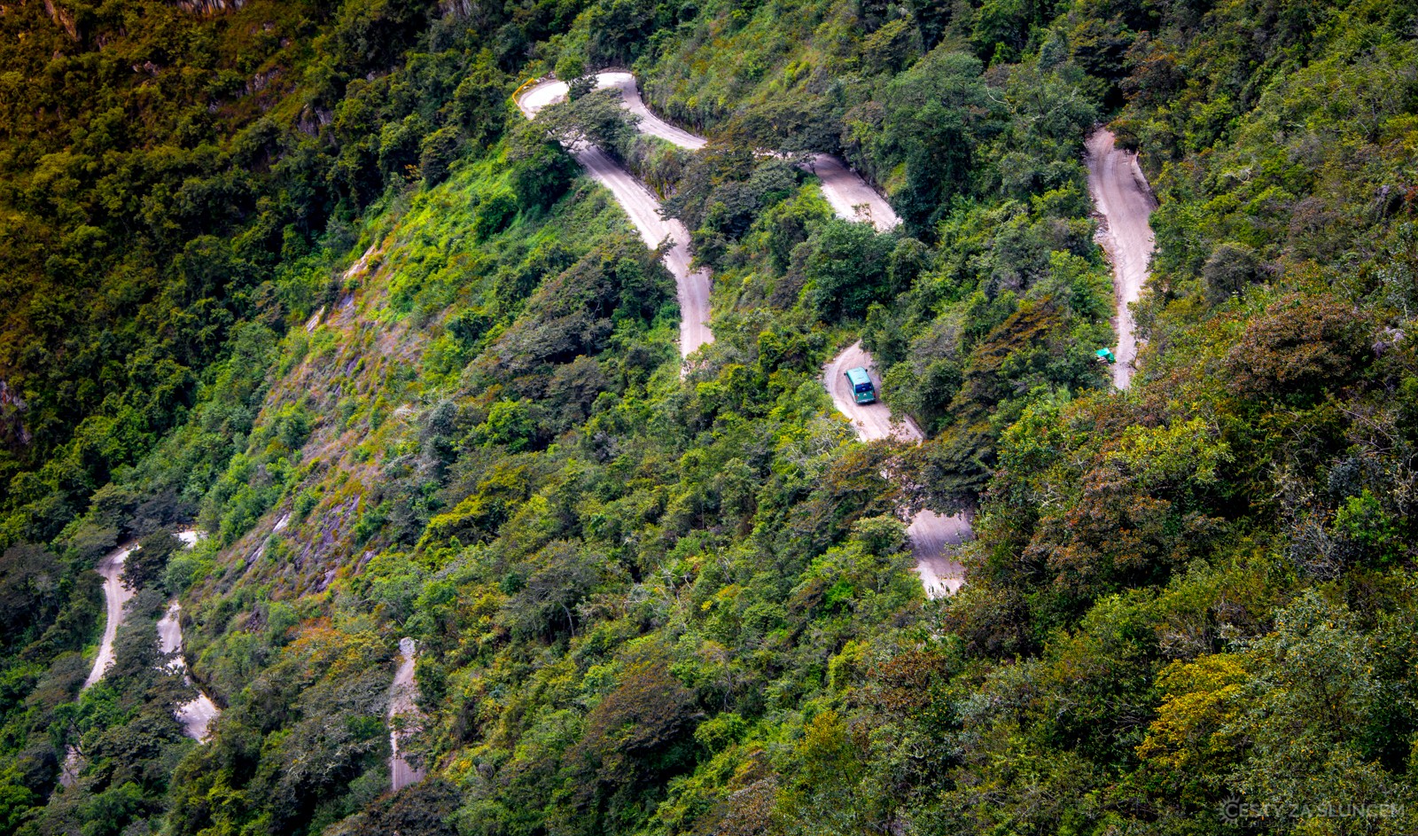 Z Aguas Calientes stoupá cesta v desítkách serpentin až na Machu Picchu. - Ladislav Hanousek, Peru