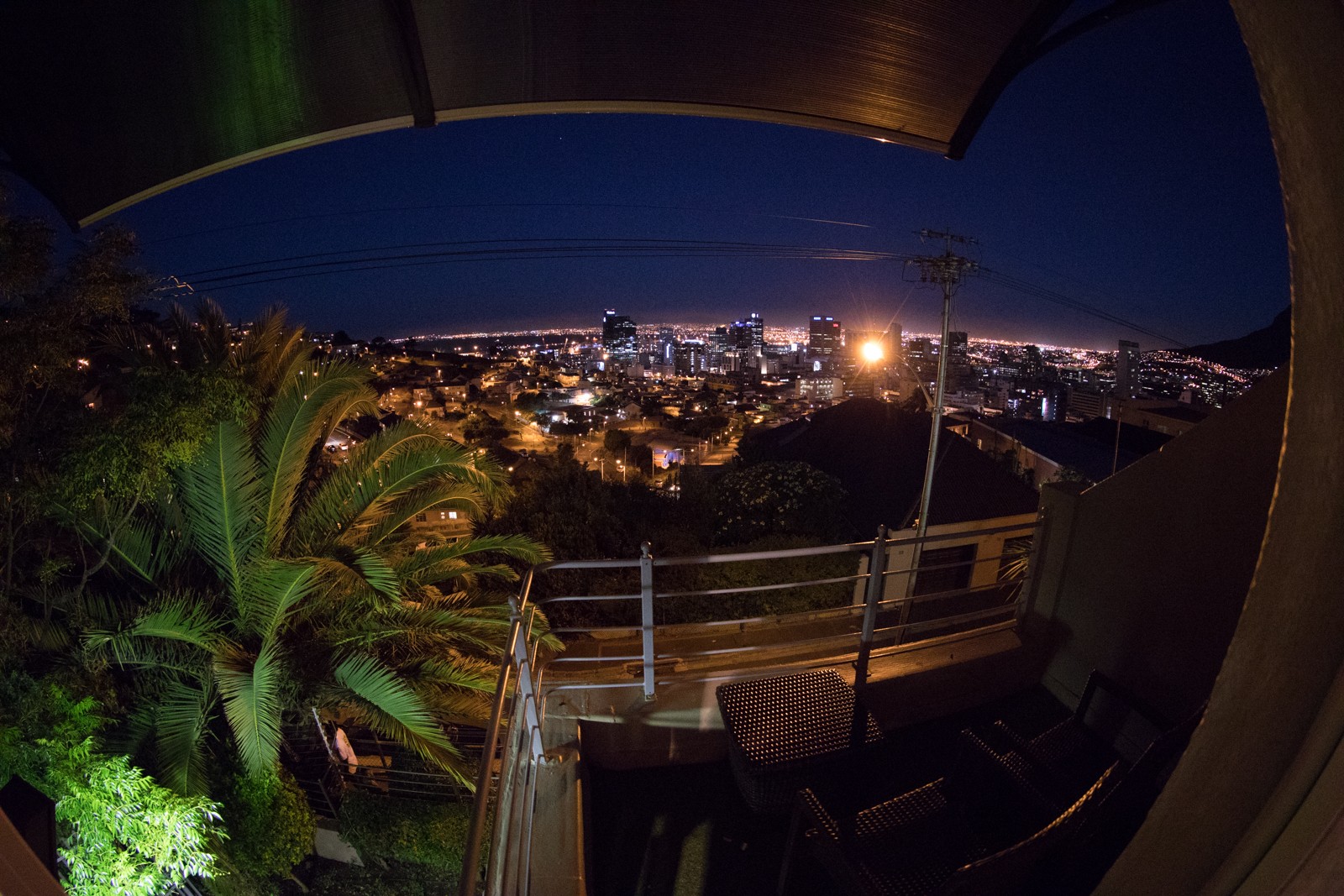 Nemám k hotelu Signal Hill Lodge žádný osobní vztah. Za cenu podobnou v běžných hotelích tu však máme krásný výhled na Kapské Město. - Ladislav Hanousek, Jihoafrická republika 2018