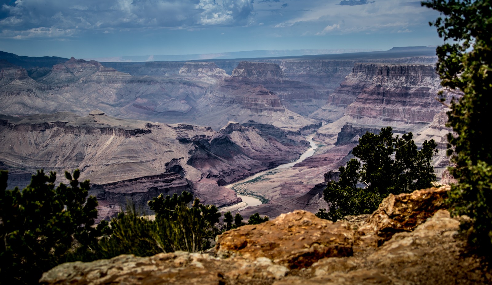 Vyhlídka Desert View. Pohled je stejný jako před dvěma lety, před dvaceti lety.. a pravděpodobně jako před desítkami tisíc let. Jen teď je tu navíc možné obdivovat se řece Colorado z malé rozhledny vystavěné tu indiány. - Ladislav Hanousek, Grand Canyon NP - South Rim