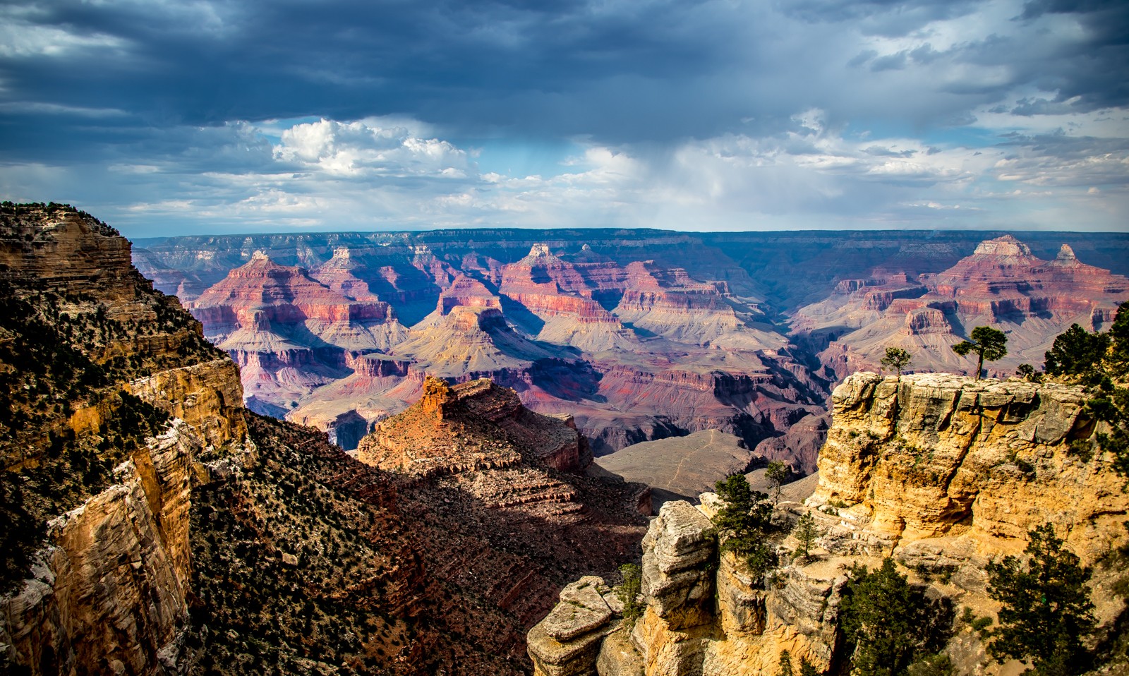 Teprve s blížícím se večerem nabývá Grand Canyon těch svých typických barev. - Ladislav Hanousek, Grand Canyon NP - South Rim