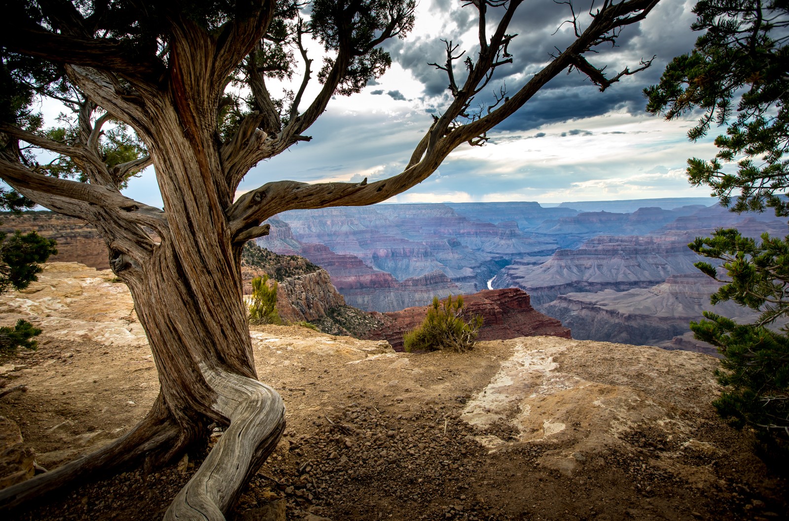 Hopi Point - z cesty po hraně kaňonu mezi vyhlídkami Powel Point a Mohave Point.. - Ladislav Hanousek, Grand Canyon NP - South Rim
