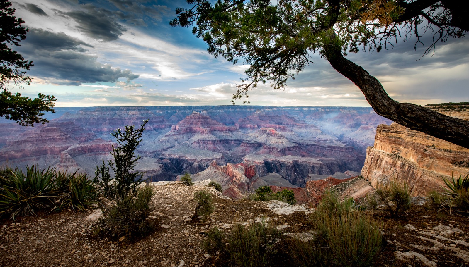 Cesta po hraně kaňonu z vyhlídky Pima Point dále k západu.. - Ladislav Hanousek, Grand Canyon NP - South Rim