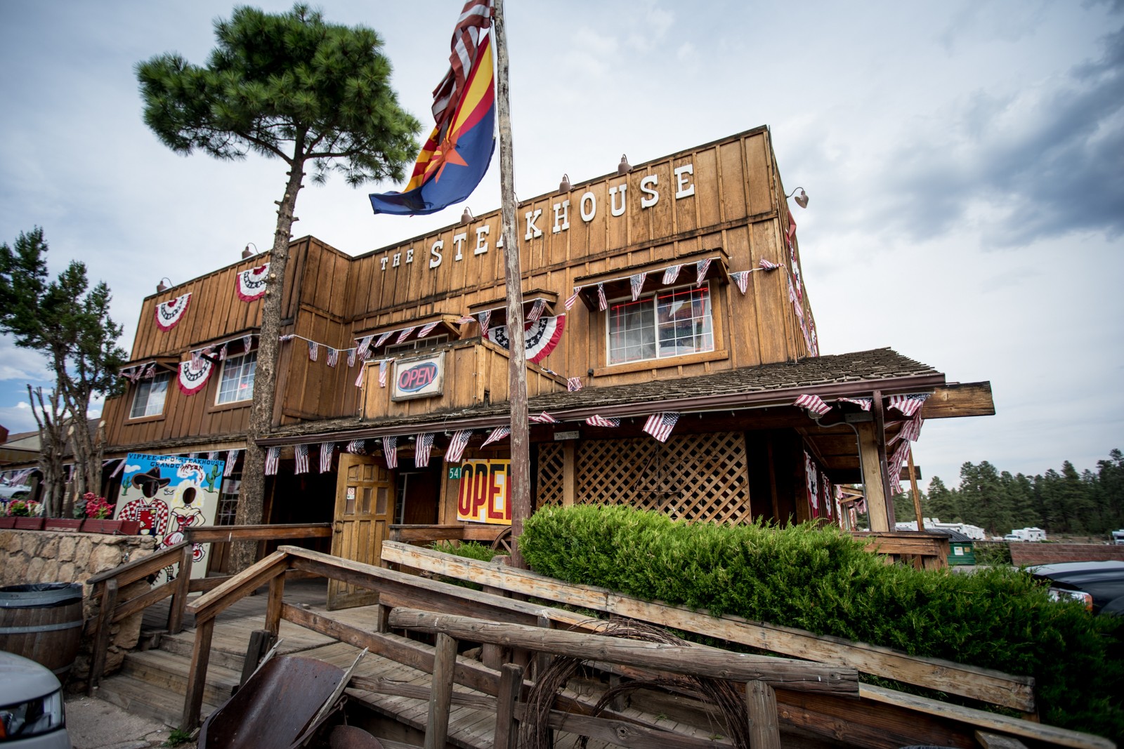 Steakhouse Tusayan. Autem je to asi patnáct minut z Grand Canyon Village - Ladislav Hanousek, Grand Canyon NP - South Rim