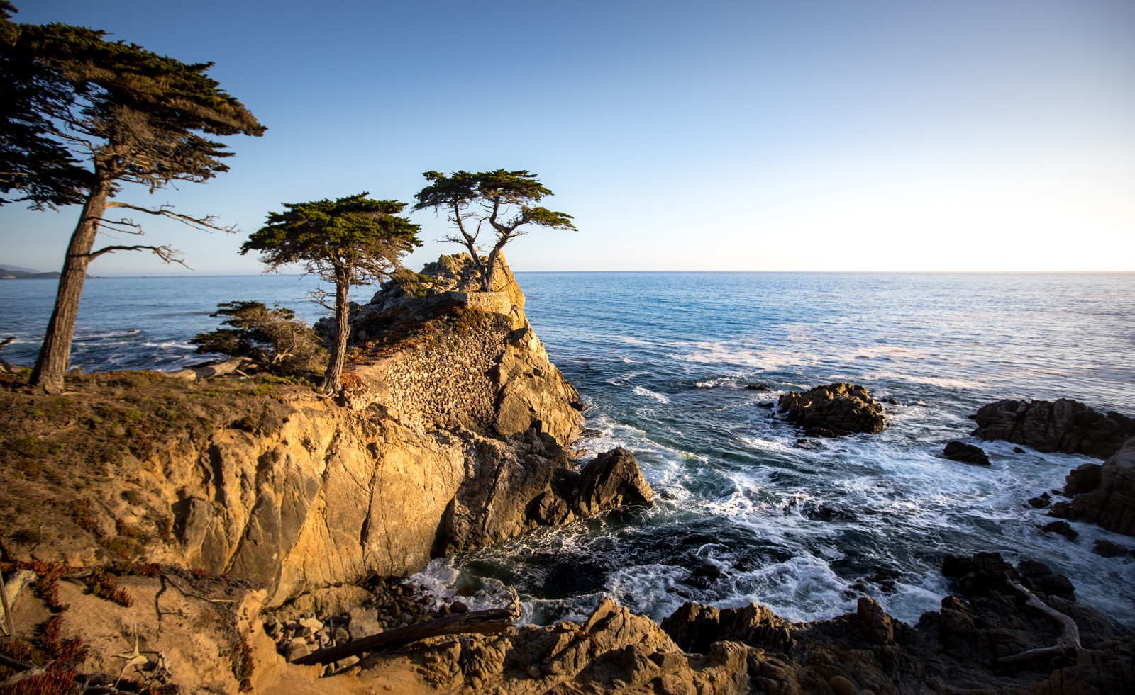 17 - Miles Drive. Silnice mezi Carmel-by-the-Sea a Monterey je jakýmsi vzorkem pacifického pobřeží. Leží severně od Point Lobos - směrem na San Francisco. - Ladislav Hanousek, Point Lobos State NR