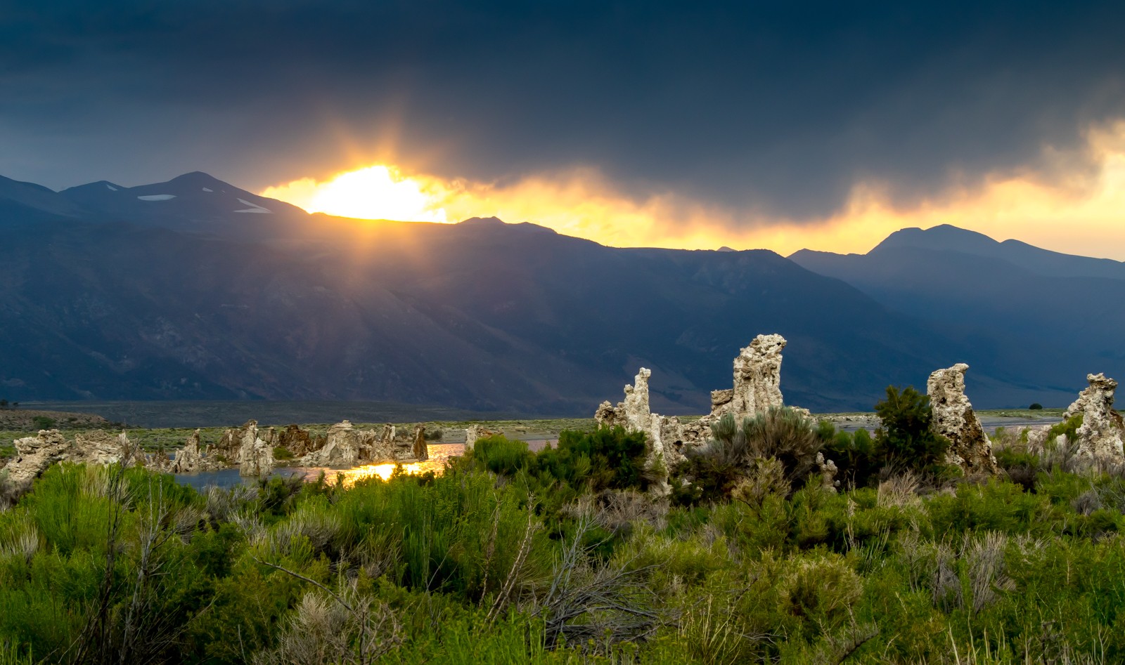 Naštěstí se požár v Yosemitském národním parku zastavil před průsmykem Tioga Pass. Nad západní stranou Mono Lake bylo sice po bouřce plno mraků, ale na chvíli se slunce před západem ukázalo. Z Mono Lake udělalo zlaté jezero... - Ladislav Hanousek, Mono Lake