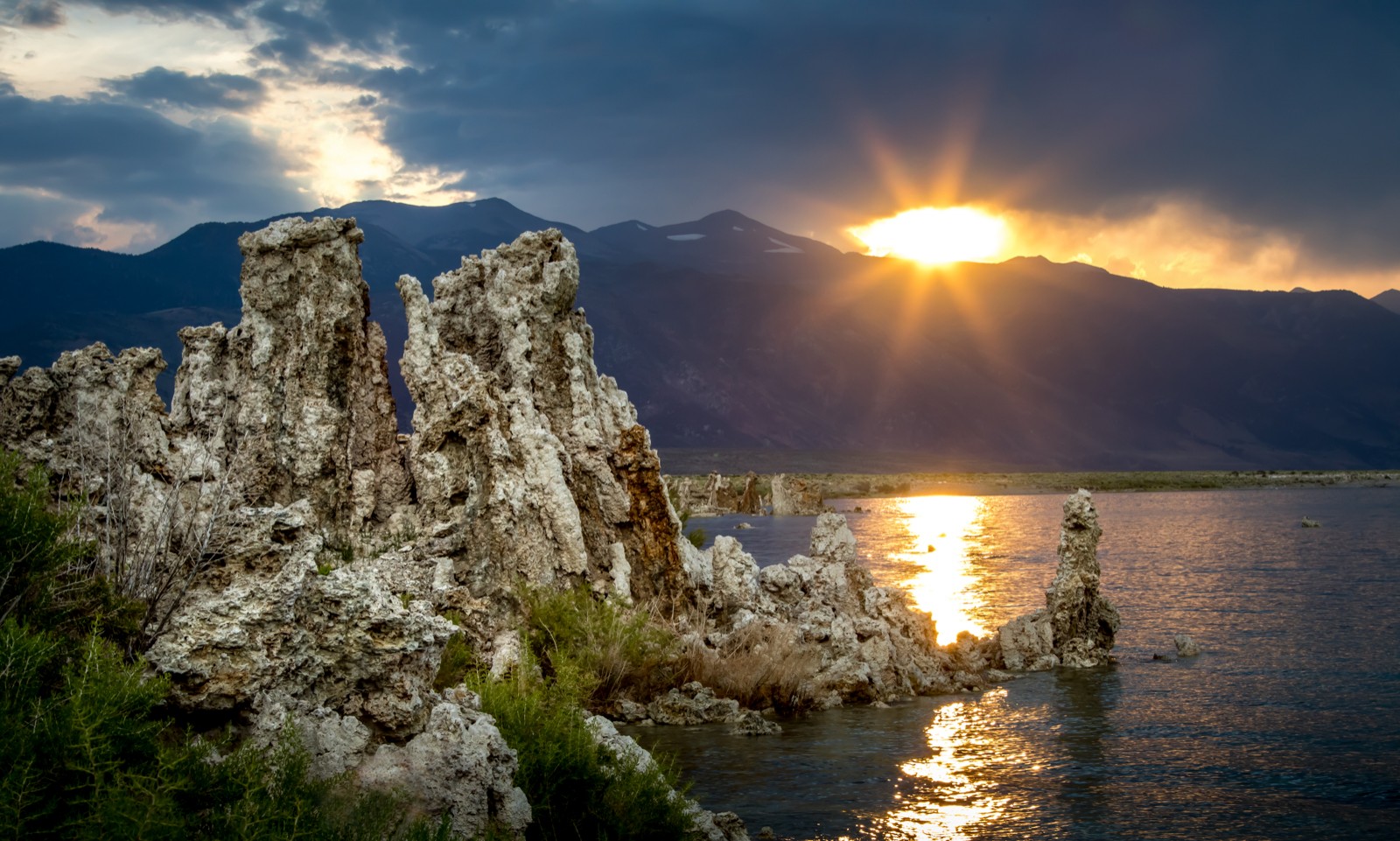 Mono Lake má rozlohu asi 65 km2.  Stáří jezera se odhaduje na víc než 1 milión let - je to jedno z nejstarších jezer v Severní Americe. - Ladislav Hanousek, Mono Lake