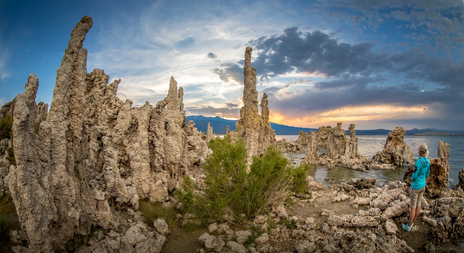 Tufy dodávají jezeru až mimozemskou atmosféru. - Ladislav Hanousek, Mono Lake