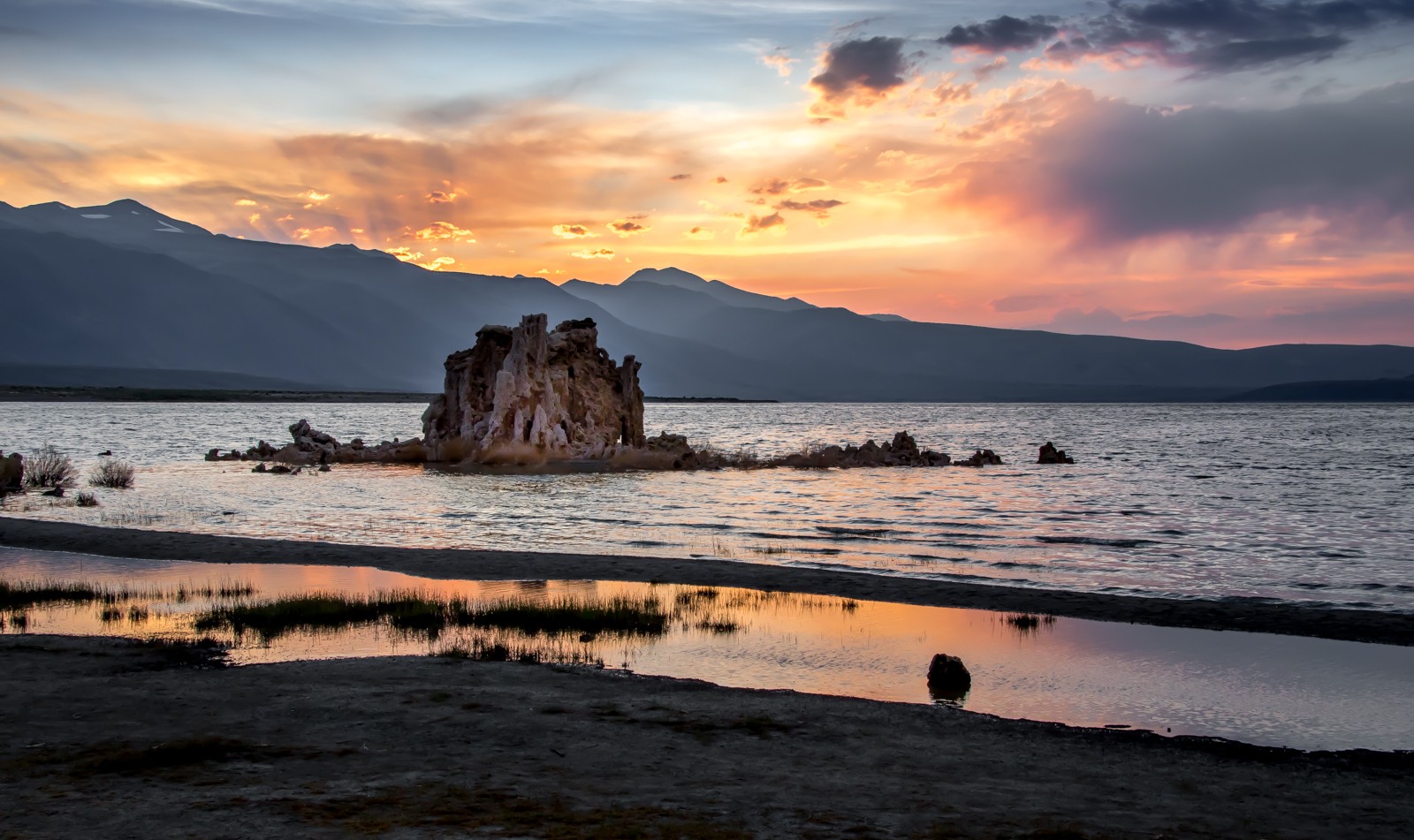Zapadající slunce postupně začalo dělat z krajiny oranžovou pohádkovou krajinu. - Ladislav Hanousek, Mono Lake