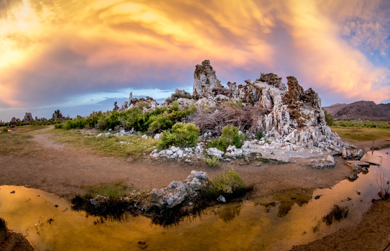 Mraky nad námi se zabarvily do syté oranžové barvy. - Ladislav Hanousek, Mono Lake