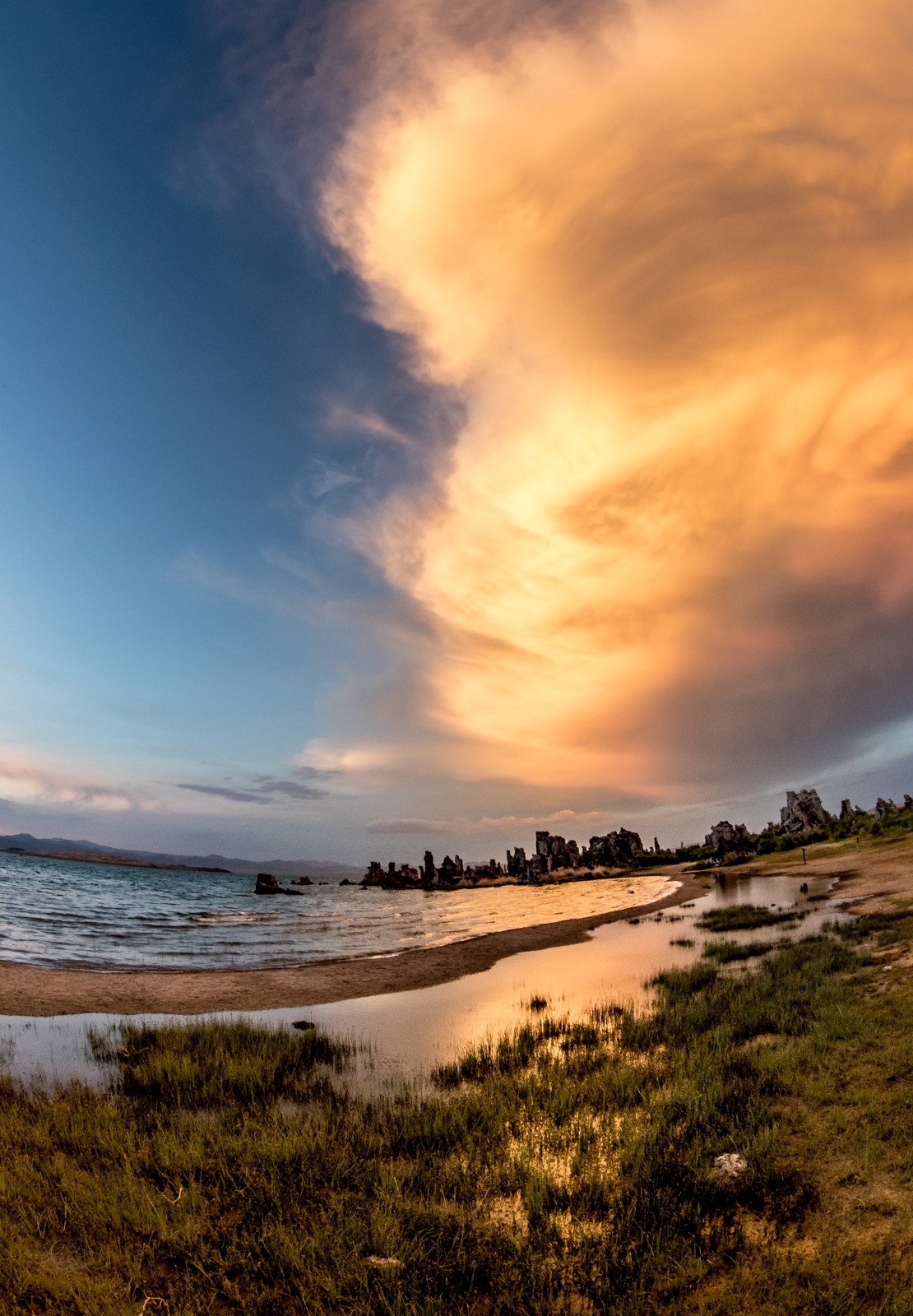 Slunce osvětlovalo mraky zespodu sice jen několik minut, byl to ale hodně zvláštní pohled. - Ladislav Hanousek, Mono Lake