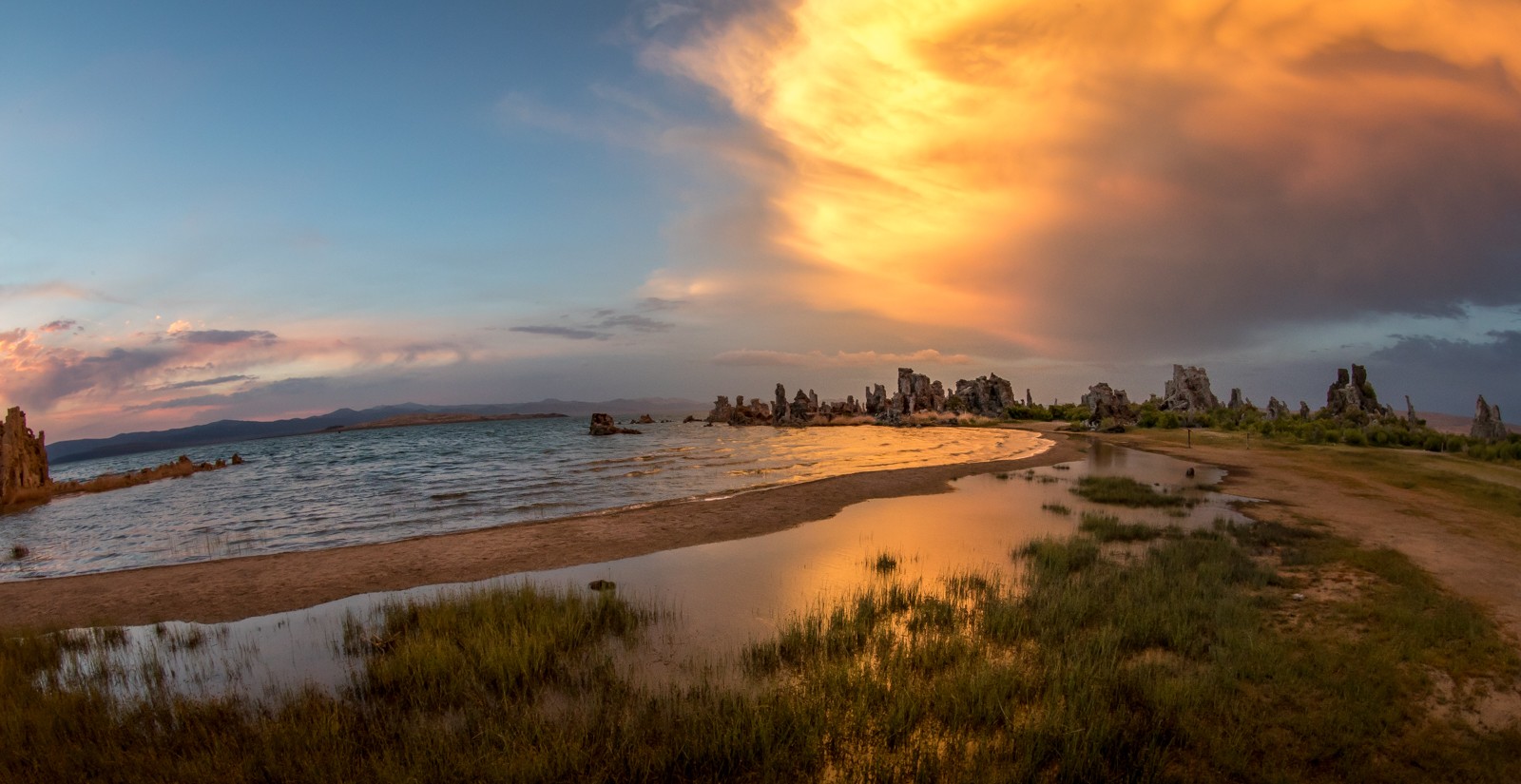 Celý život je jedna velká náhoda. Kdybych na takové mraky u Mono Lake čekal, strávil bych tam asi hodně večerů... - Ladislav Hanousek, Mono Lake