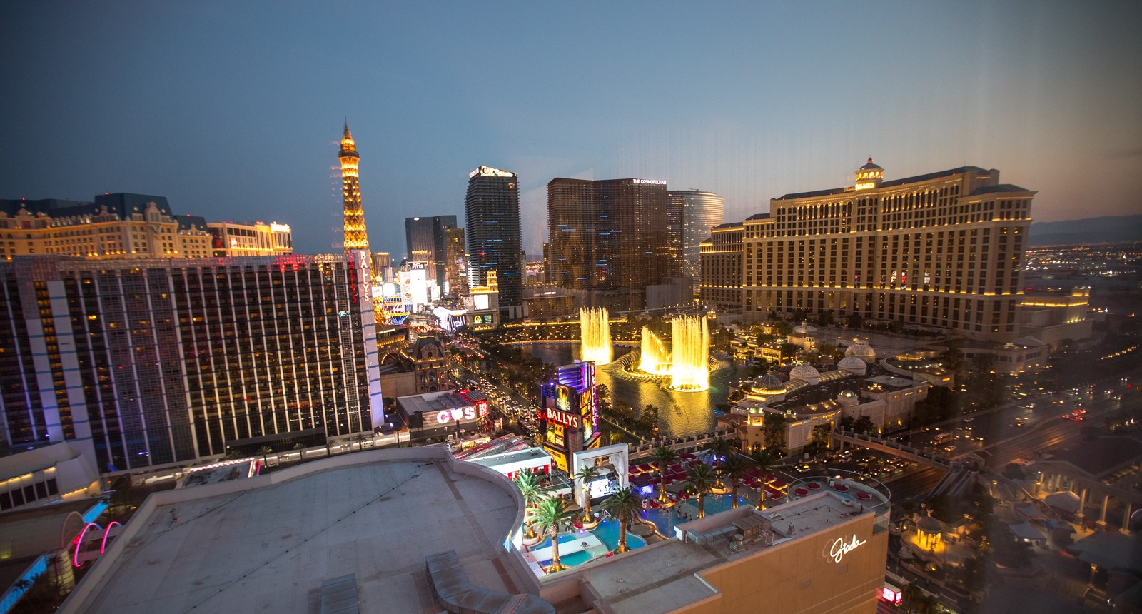 Hotel Flamingo je jeden z největších hotelů v centru Las Vegas. V knížce "Jihozápad USA - národní parky a velká města" jsem psal o tom, jak je ubytování v Las Vegas díky velké konkurenci levné. I letos patřilo ubytování v tomto **** hotelu k nejlevnějším z celé čtrnáctidenní cesty. Je dobré využívat akcí na Booking.com. Někdy se podaří zarezervovat pokoj za cenu hluboko pod 100 USD. Proto jsme v něm spali 2x i letos. Pohled z okna hotelu Flamingo na vodotrysky kasina Bellagio. - Ladislav Hanousek, Las Vegas