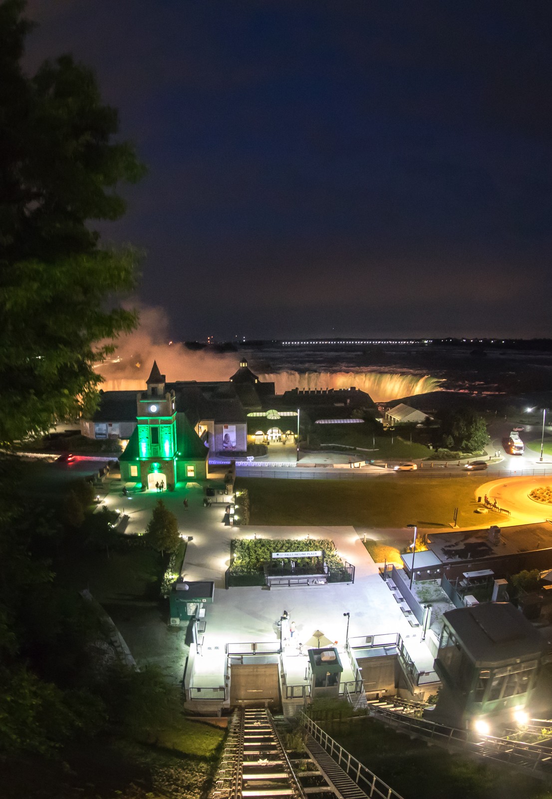 Niagara Falls je prostě městečko připomínající Las Vegas u kterého jsou velké vodopády. Je to více turistická atrakce, než nějaké vodopády v divočině. Je třeba se na to připravit a snažit se vnímat jen jejich mohutnost a ojedinělost. Myslím, že ten, kdo k tomu tak přistoupí, tomu se musí líbit... - Ladislav Hanousek, Kanada
