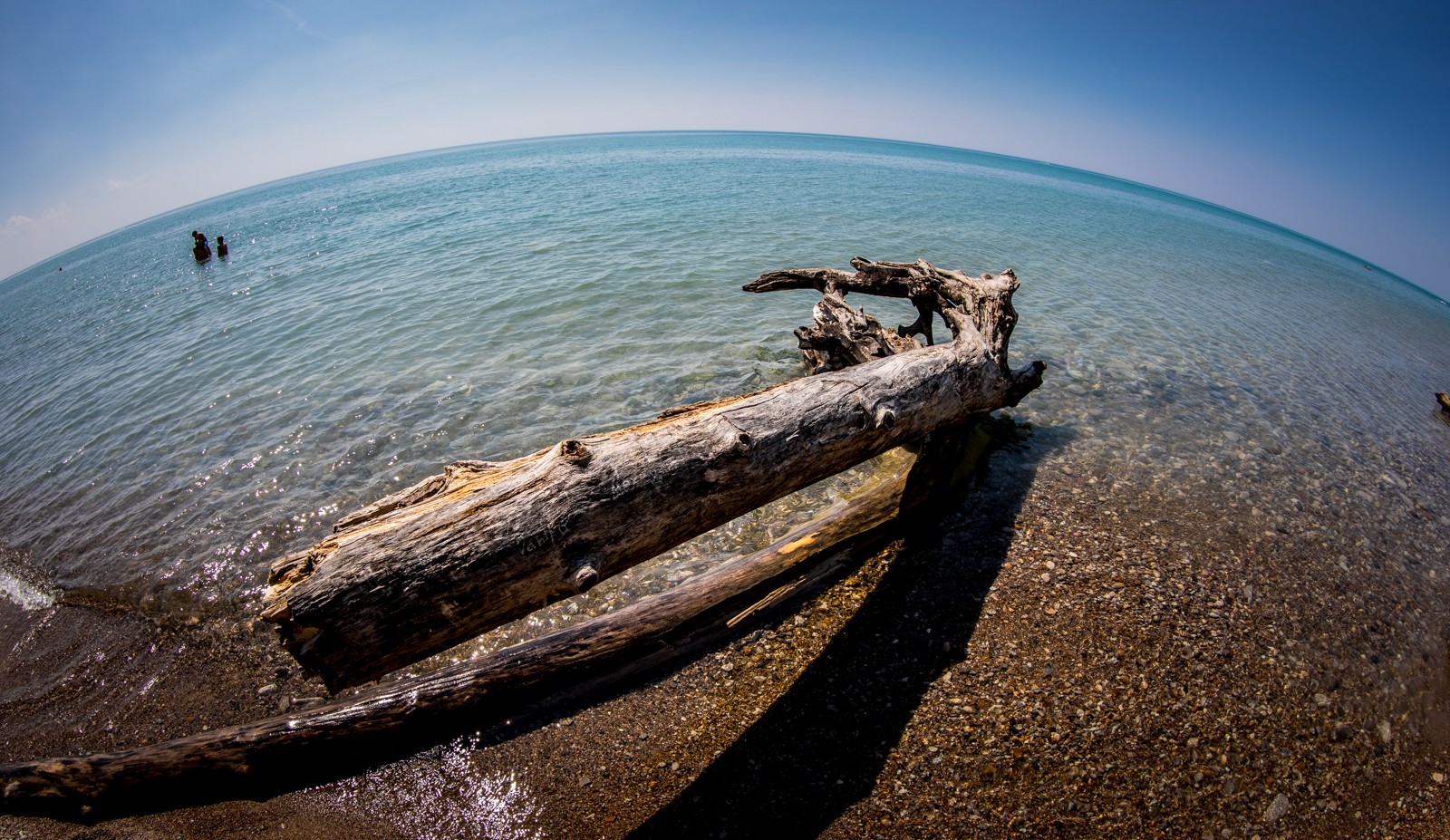 Jezero Huron. Je to druhé největší jezero z pěti Velkých jezer v Severní Americe. Jezerem prochází státní hranice mezi Kanadou a USA. Má rozlohu 59 586 km². Je 332 km dlouhé a maximálně 245 km široké. - Ladislav Hanousek, Kanada